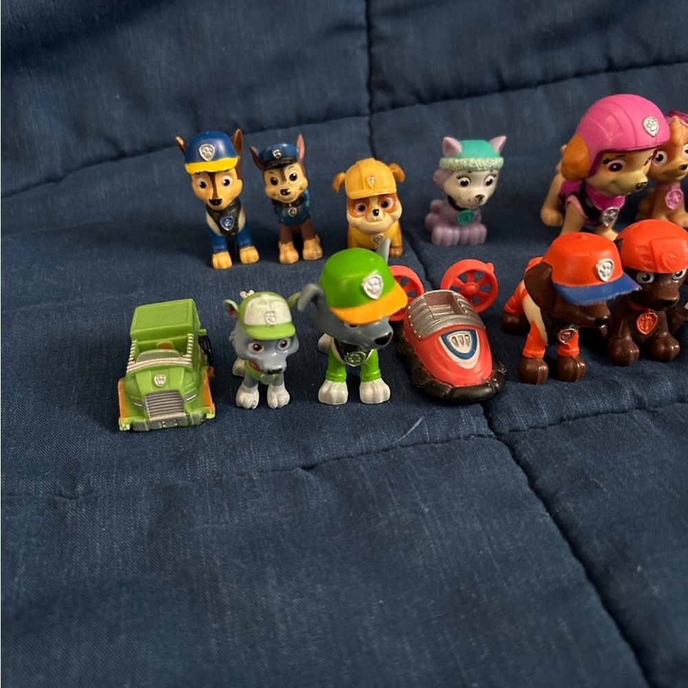 Paw Patrol Bundle of 16 Figures, including Mini Figures and Mini Vehicles - Picture 2 of 11